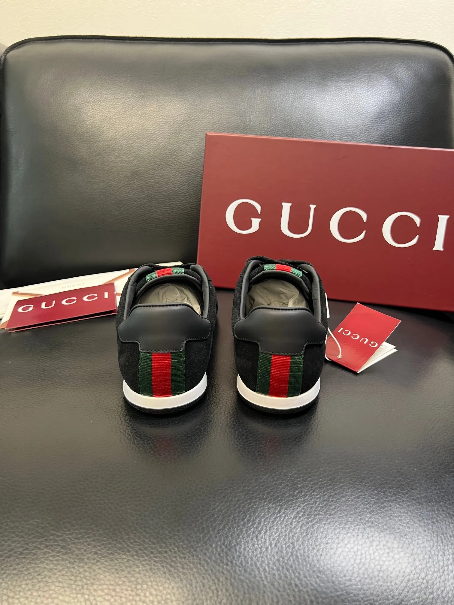 P420 new men's shoes GUCCI [Lightning] latest shoes are shipped. Original quality, fashionable, special materials, inner mesh, brand new packaging. The foot feels super comfortable and the workmanship is impeccable. Size: 38-45